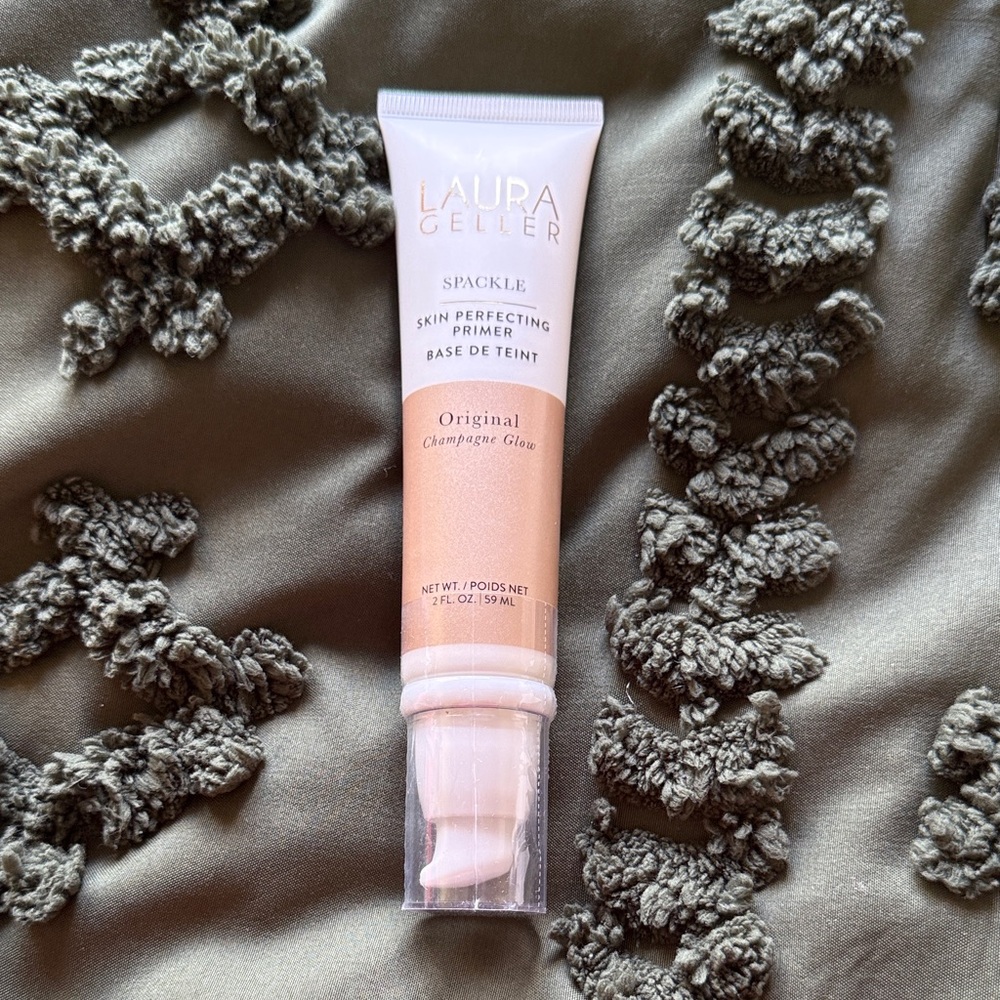 Laura Geller spackle primer. The color is champagne glow. sealed package.